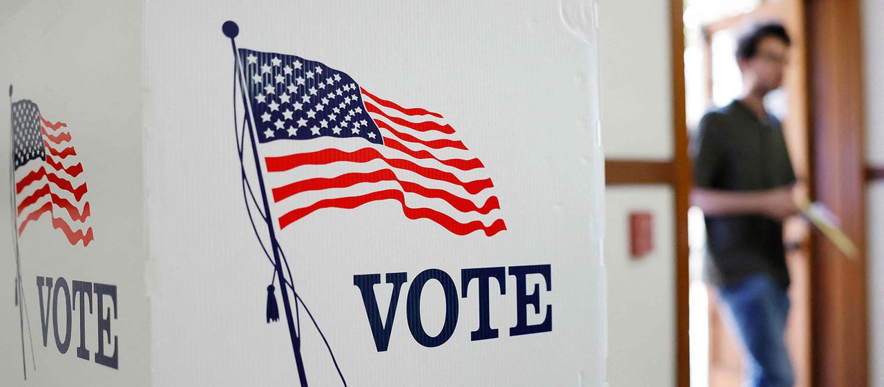 Eine Person betritt am ein Wahlloklal in Pasadena, Kalifornien. (Archivbild:4. November 2025) 