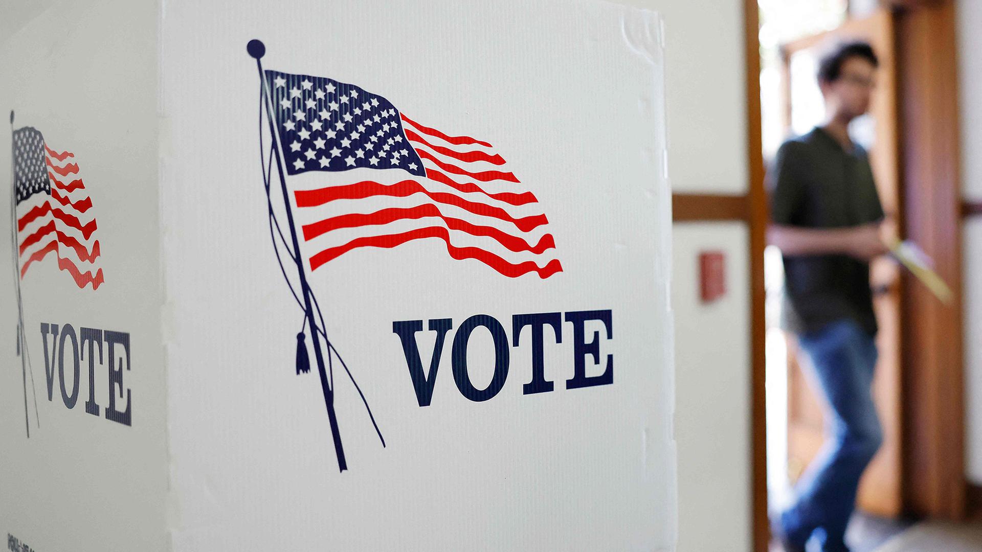 Eine Person betritt am ein Wahlloklal in Pasadena, Kalifornien. (Archivbild:4. November 2025)  | AFP