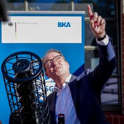 Alexander Dobrindt steht mit Beamten des Bundeskriminalamts an einem Jammergewehr für die Drohnenabwehr. (Archivbild vom 1. Juli 2025)