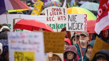 Eine Menschemenge demostriert gegen Rechts.