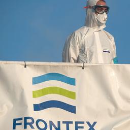 Ein Mitglied der Europäischen Agentur für die Grenz- und Küstenwache (Frontex) steht auf einem Patrouillenboot am Hafen von Malaga, Archivbild.