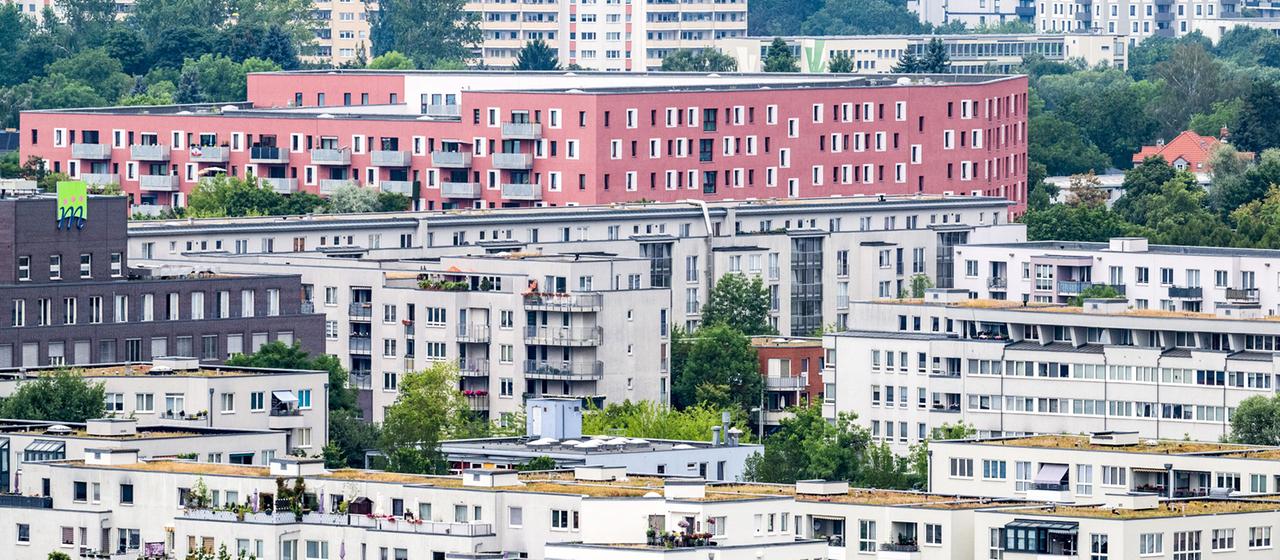 Blick auf die Wohn- und Geschäftshäuser in Marzahn-Hellersdorf, Berlin.