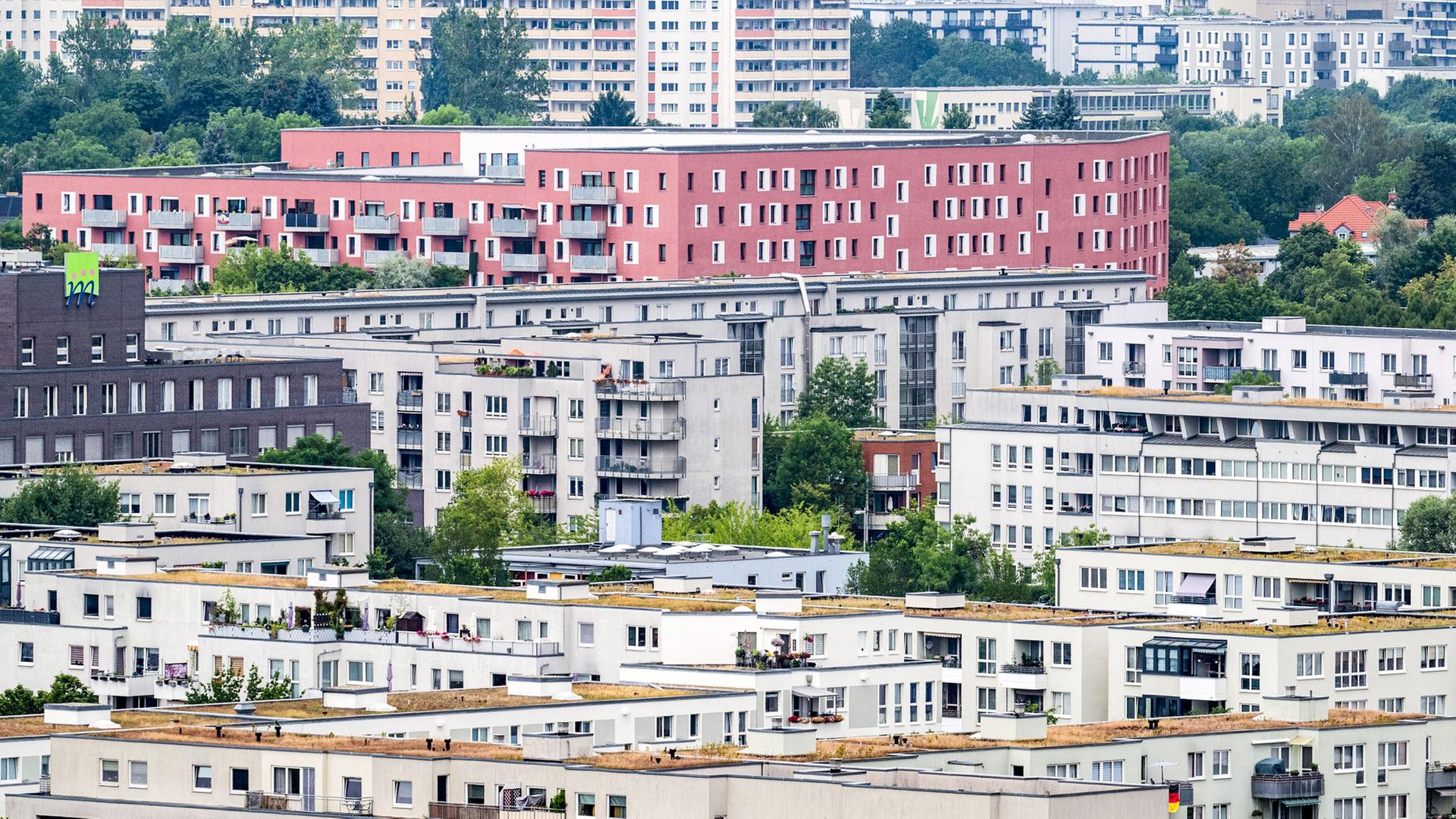 Blick auf die Wohn- und Geschäftshäuser in Marzahn-Hellersdorf, Berlin. | dpa