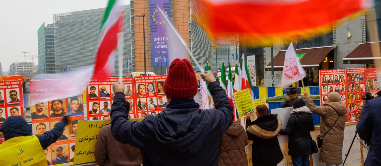 Anhänger des Nationalen Widerstandsrats des Iran versammeln sich in Brüssel.