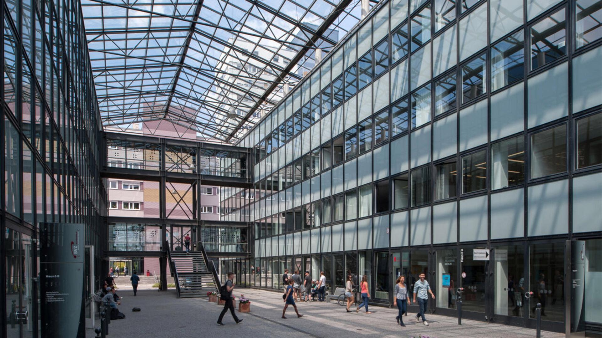 Hochschule fuer Wirtschaft und Recht Berlin, Campus Lichtenberg. (Quelle: dpa/Eckelt) | dpa/Eckelt