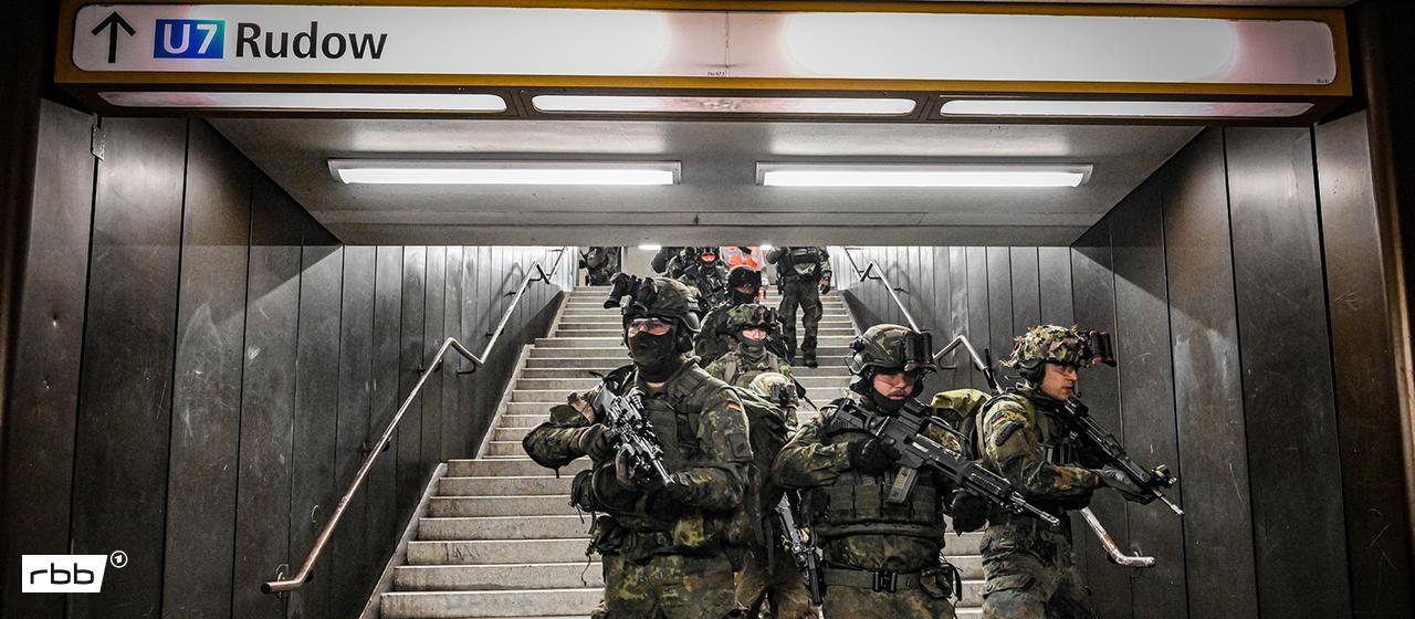 Operation "Bollwerk Bärlin" - Soldaten des Wachbataillons üben am 19.11.2025 die Verteidigung von Regierungsgebäuden im Kriegsfall, Scharfschützen sind in der Nacht rund um den U-Bahnhof Jungfernheide, im Tunnel wird um Transportwege gekämpft. (Quelle: Imago Images/Maurizio Gambarini) 