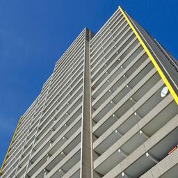 Wohnhochhaus mit Balkonen und Satellitenschüsseln in Köln.