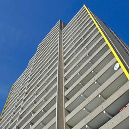 Wohnhochhaus mit Balkonen und Satellitenschüsseln in Köln.