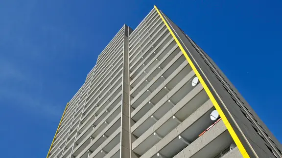 Wohnhochhaus mit Balkonen und Satellitenschüsseln in Köln.