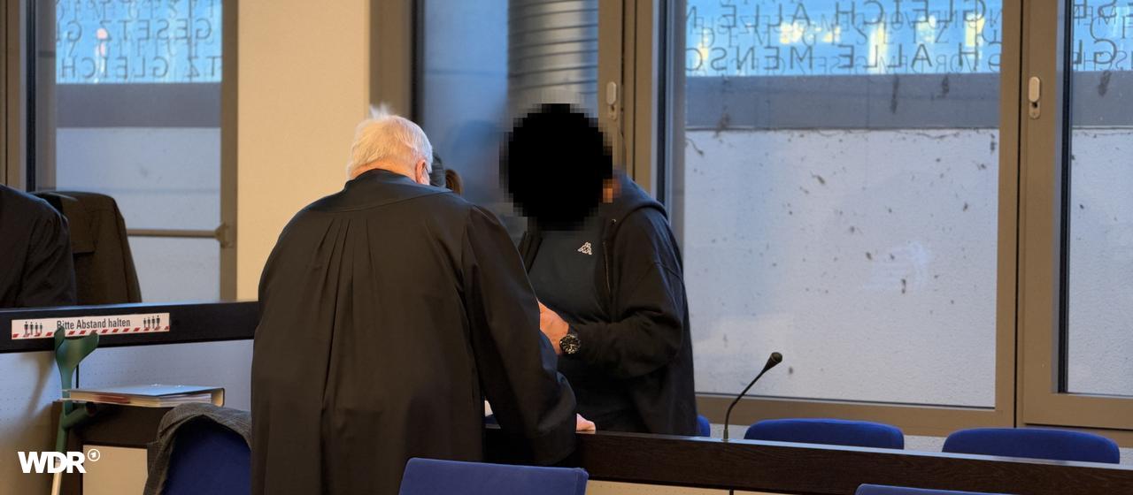 Ein Angeklagter vor Gericht und sein Verteidiger