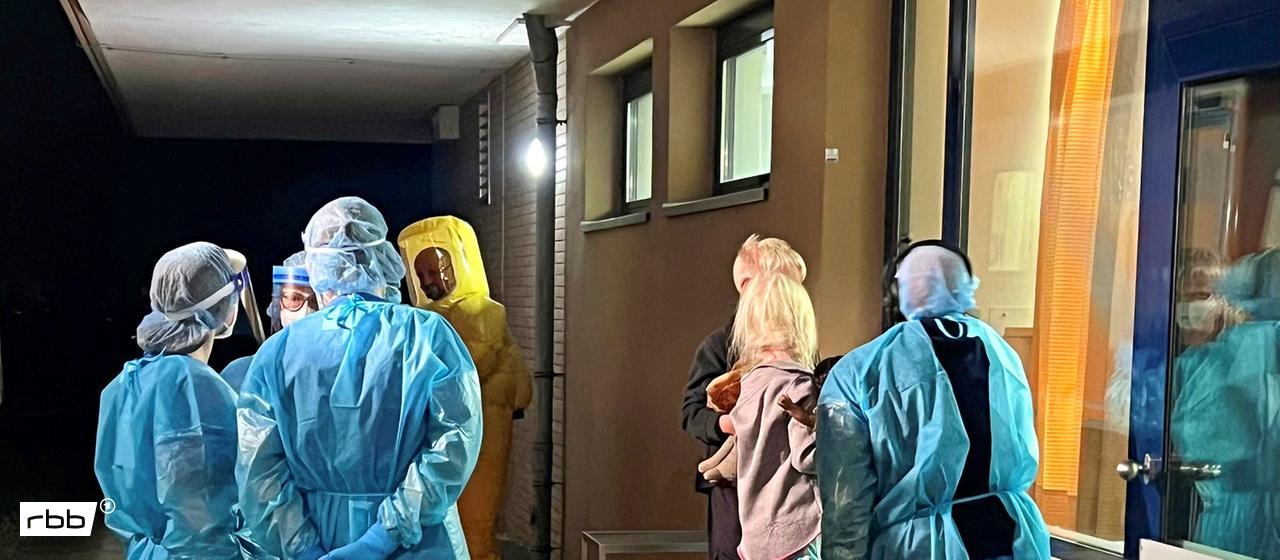 Die zwei Kinder des US-amerikanischen Ebola-Patienten schauen durch ein Fenster zu ihrem Vater in die Isolierstation der Berliner Charité am 21.05.2026 (Quelle: Universitätmedizin Charité)