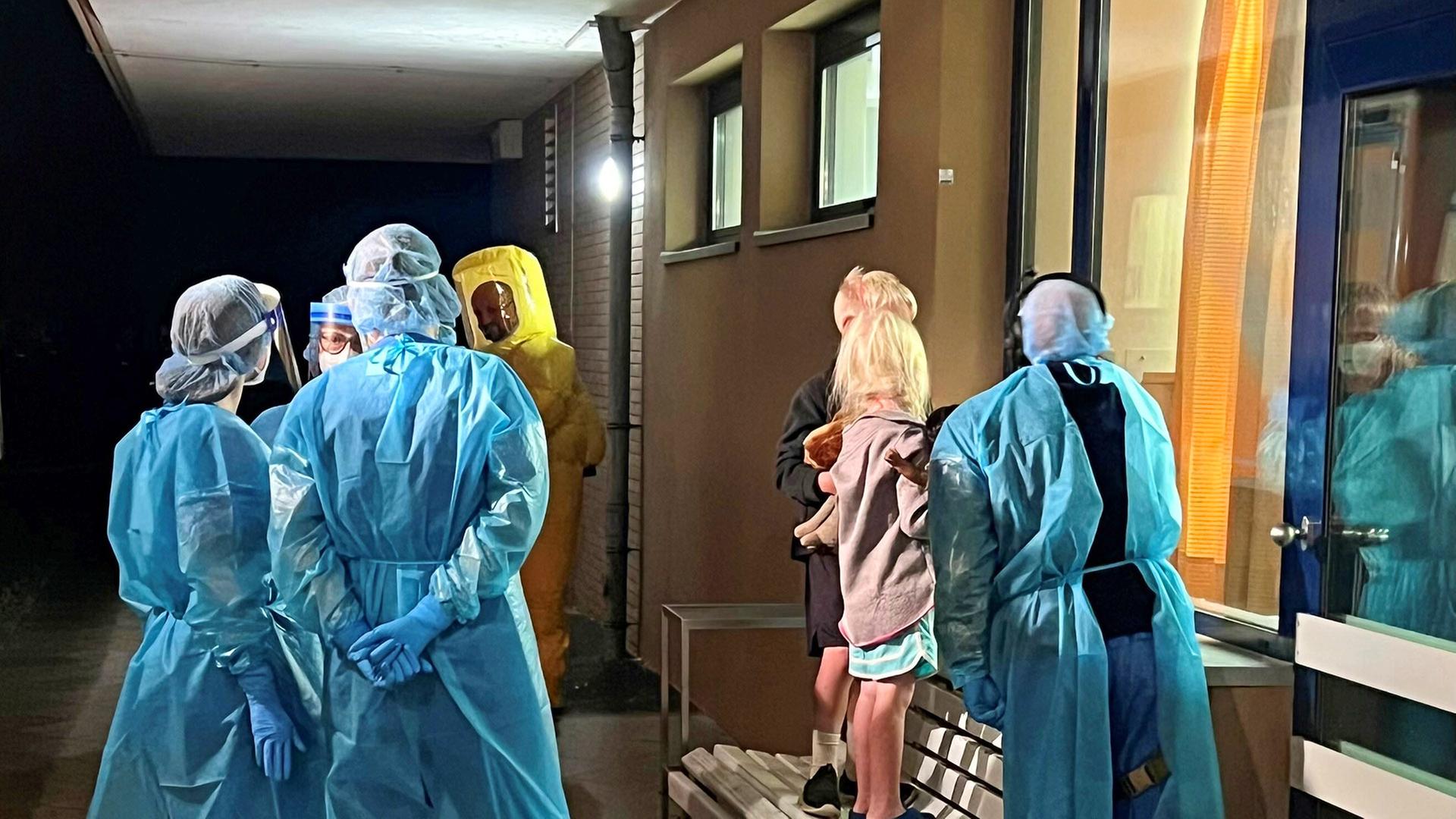 Die zwei Kinder des US-amerikanischen Ebola-Patienten schauen durch ein Fenster zu ihrem Vater in die Isolierstation der Berliner Charité am 21.05.2026 (Quelle: Universitätmedizin Charité) | Universitätsmedizin Charité