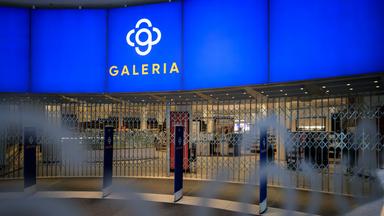 Blick auf den verschlossenen Eingang einer Galeria-Filiale.