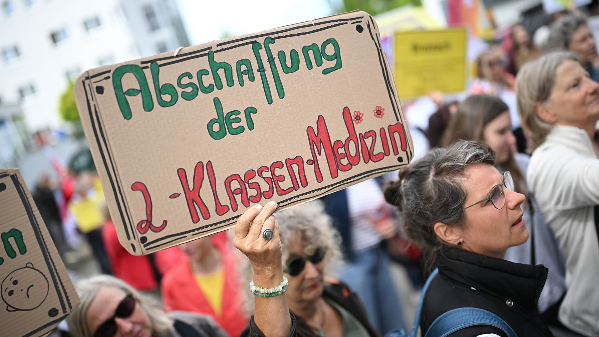 Eine Demonstration gegen die Krankenkassenreform in Hannover, Niedersachen. | picture alliance/dpa