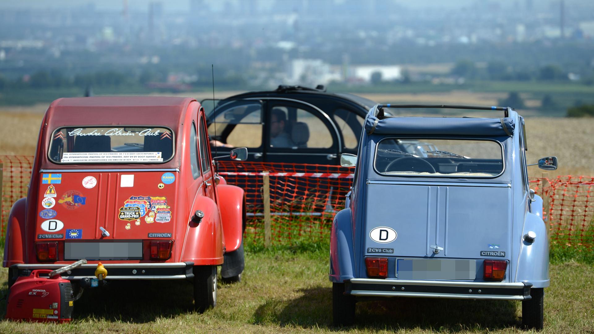 Citroën 2CV parken auf einer Wiese in Sichtweite der Skyline von Frankfurt am Main.  | Arne Dedert/dpa
