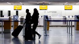 Passagiere vor leerem Gepäckabgabeschalter der Lufthansa in Frankfurt