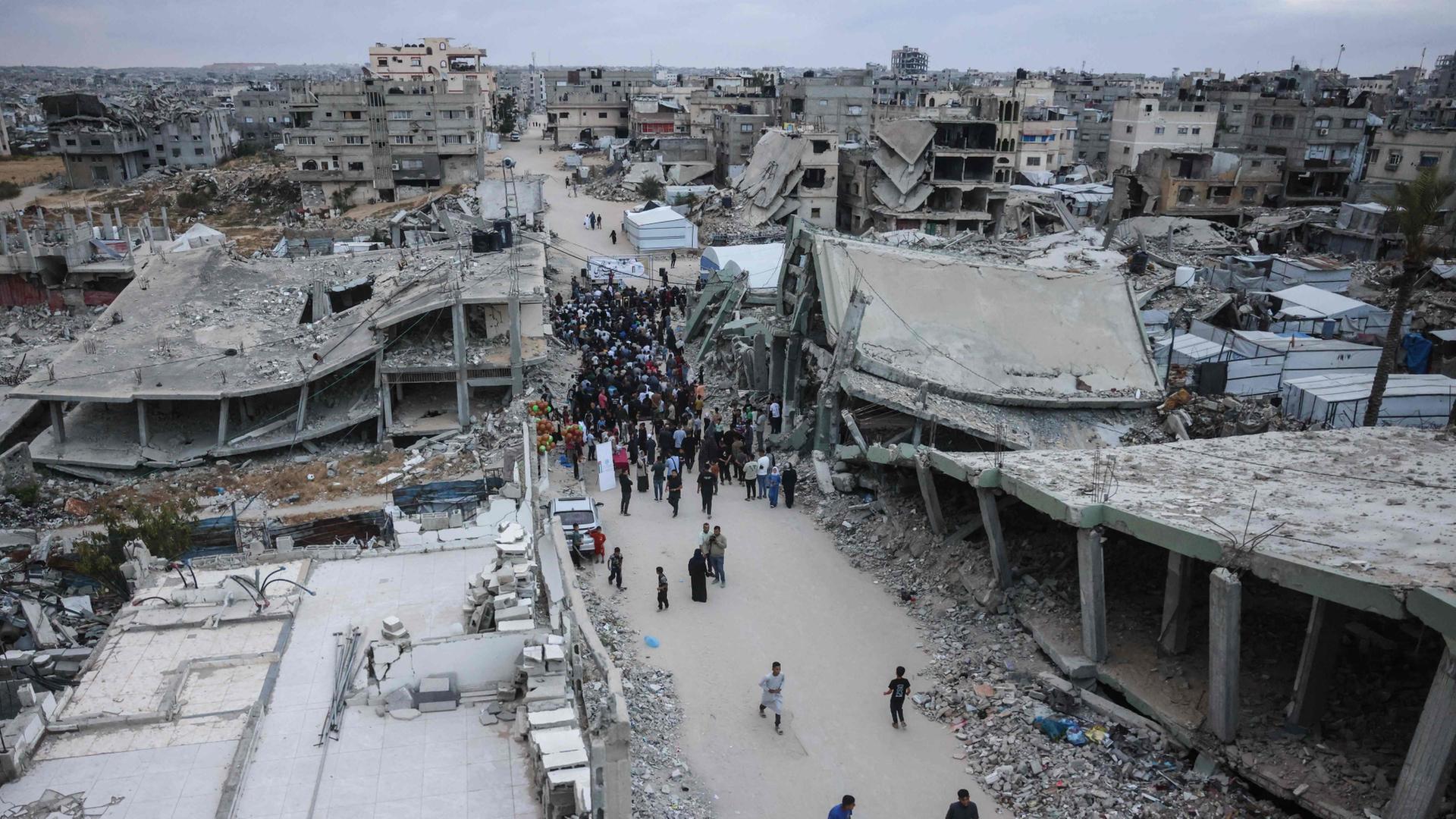 Menschen versammeln sich auf einer StraÃe in Chan Junis, Gazastreifen. | AFP
