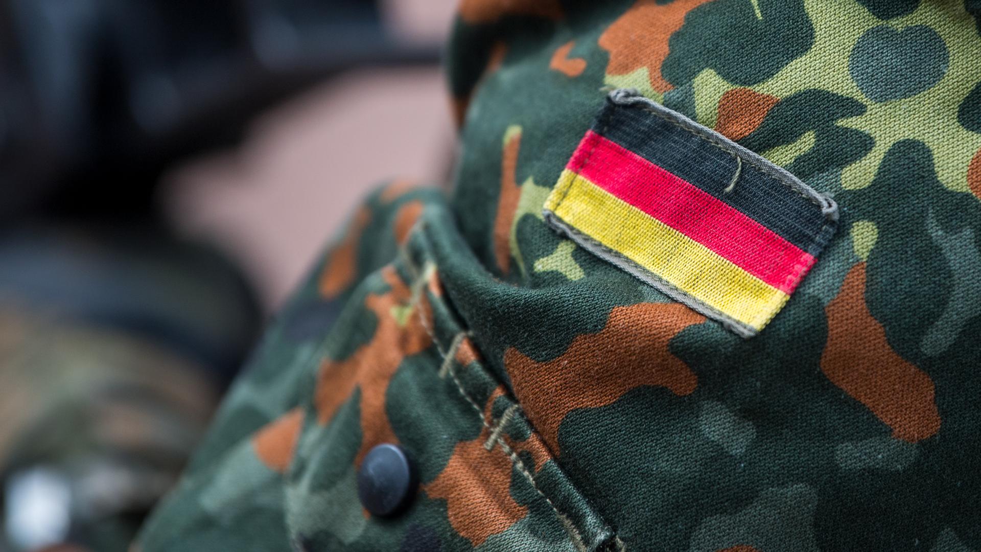 Die Fahne von Deutschland auf der Uniform eines Bundeswehrsoldaten. | dpa