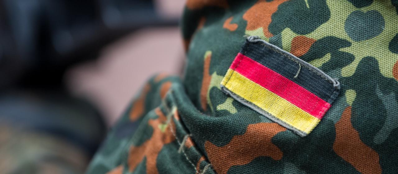 Die Fahne von Deutschland auf der Uniform eines Bundeswehrsoldaten.