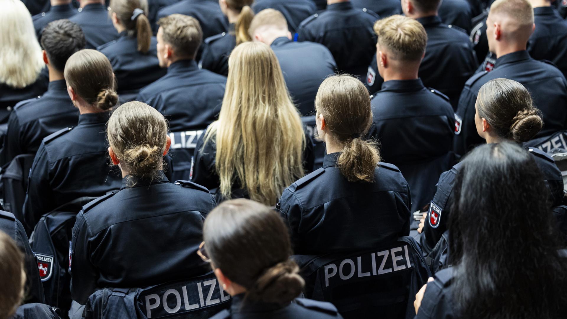 Junge Polizisten sitzen in der Polizeiakademie | dpa