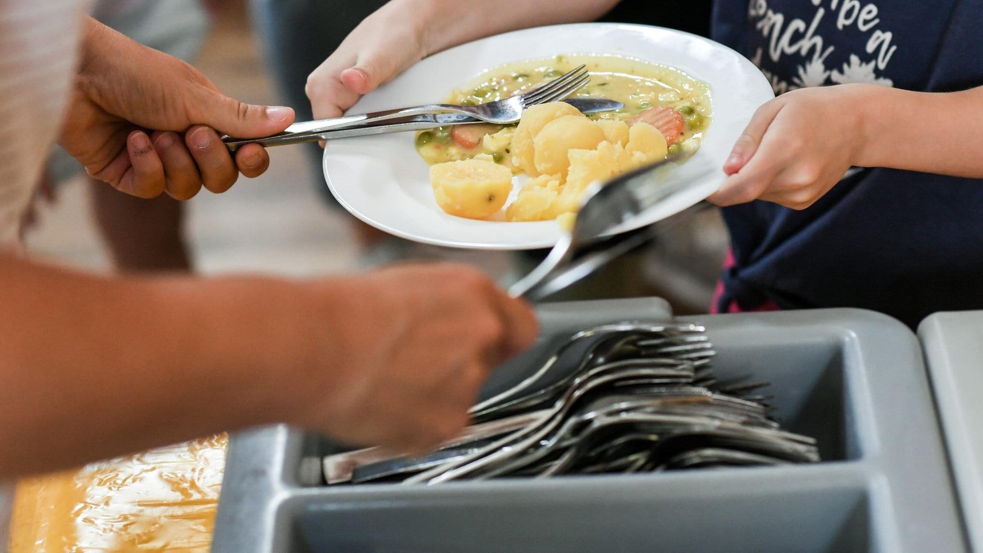 In Karlsruher Schulmensen gibt es derzeit Einschränkungen beim Mittagessen. | dpa Bildfunk, picture alliance/dpa/dpa-Zentralbild | Jens Kalaene