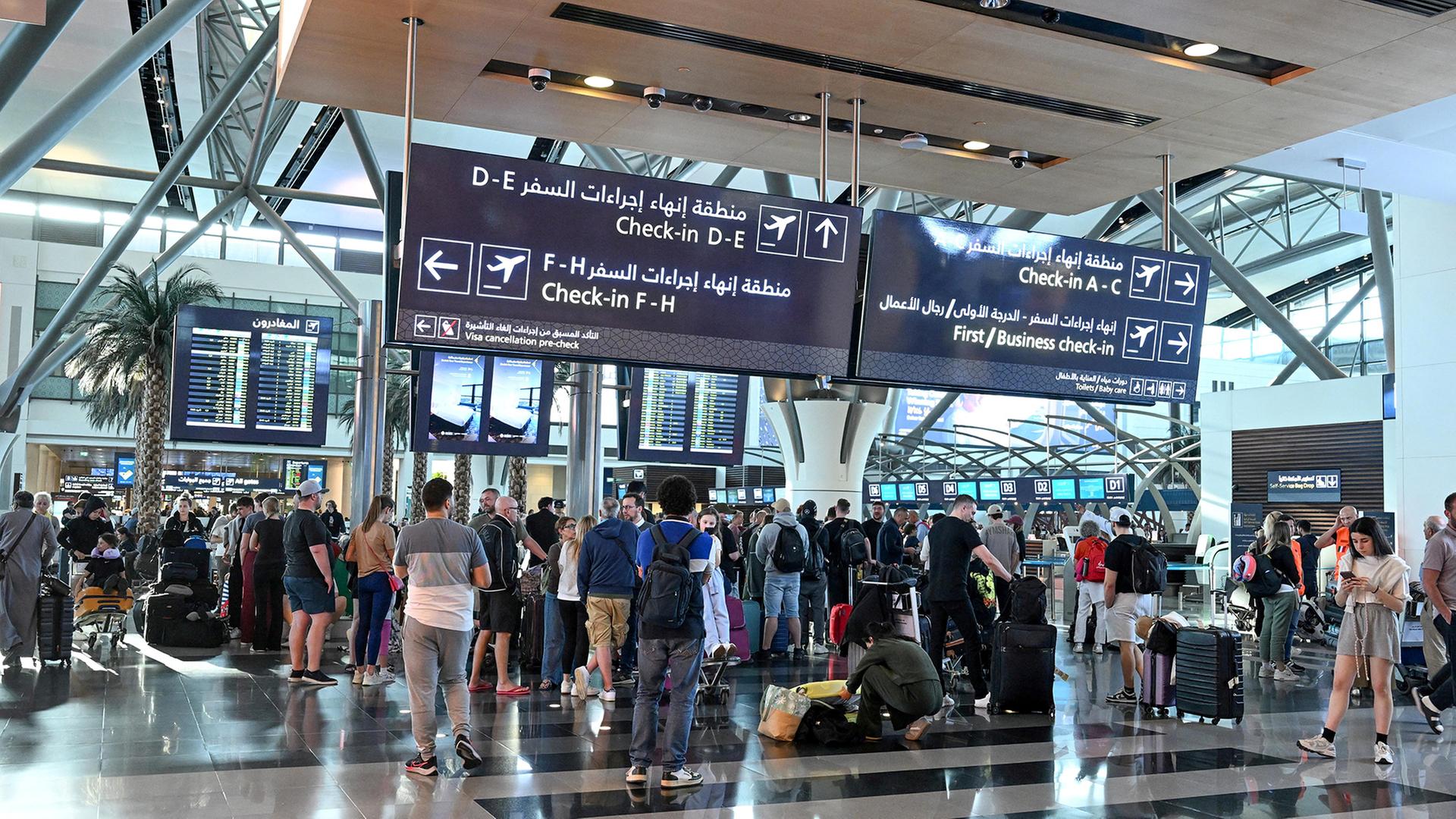 Passagiere sind am Flughafen in Maskat (Oman) zu sehen. | via REUTERS