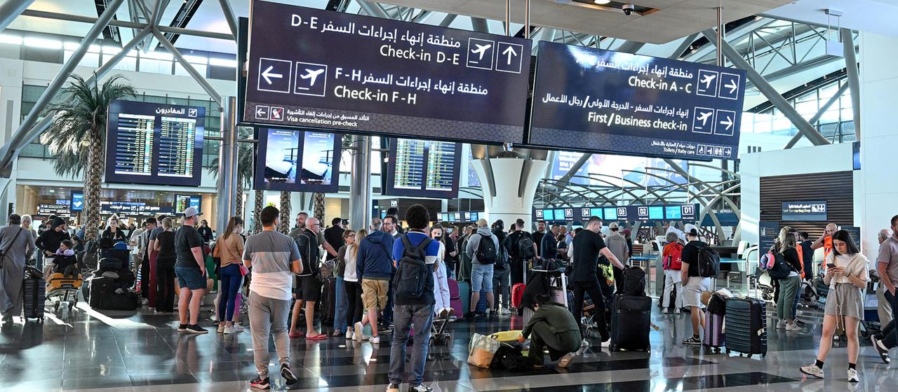 Passagiere sind am Flughafen in Maskat (Oman) zu sehen.