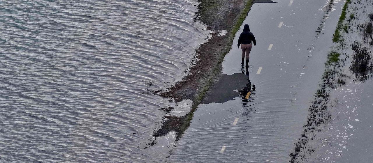 Vista aérea de un peatón en una calle inundada en Mill Valley, California. 
