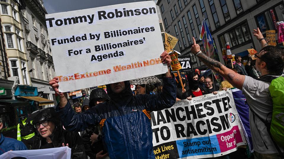 Demonstranten tragen Protestbanner.