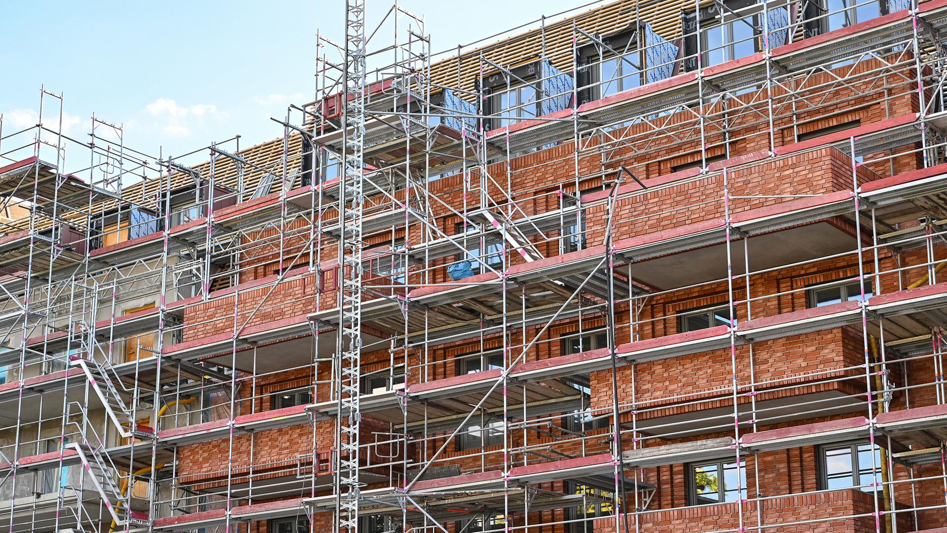 Eine Baustelle eines Mehrfamilienhauses ist eingerüstet. | Patrick Pleul/dpa
