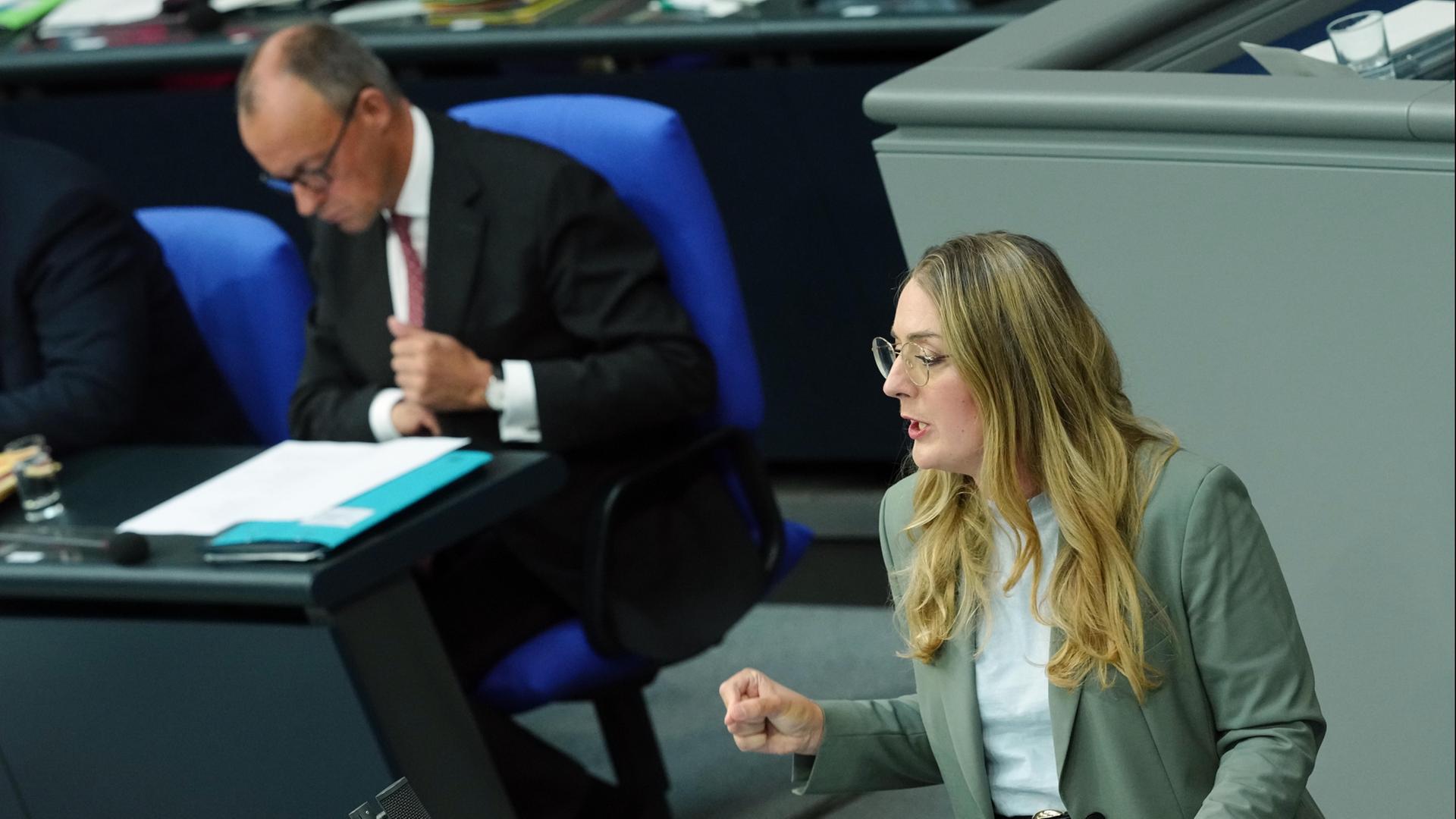 Katharina Dröge am Rednerpult - im Hintergrund sitzt Friedrich Merz. | dpa