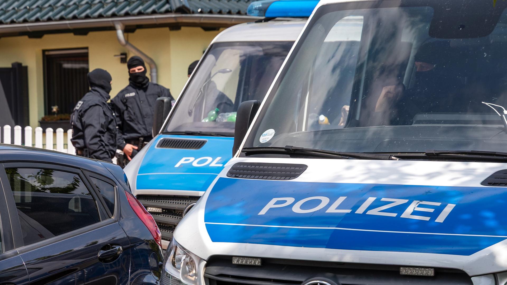  Polizisten durchsuchen ein Haus in Altd�bern. | dpa