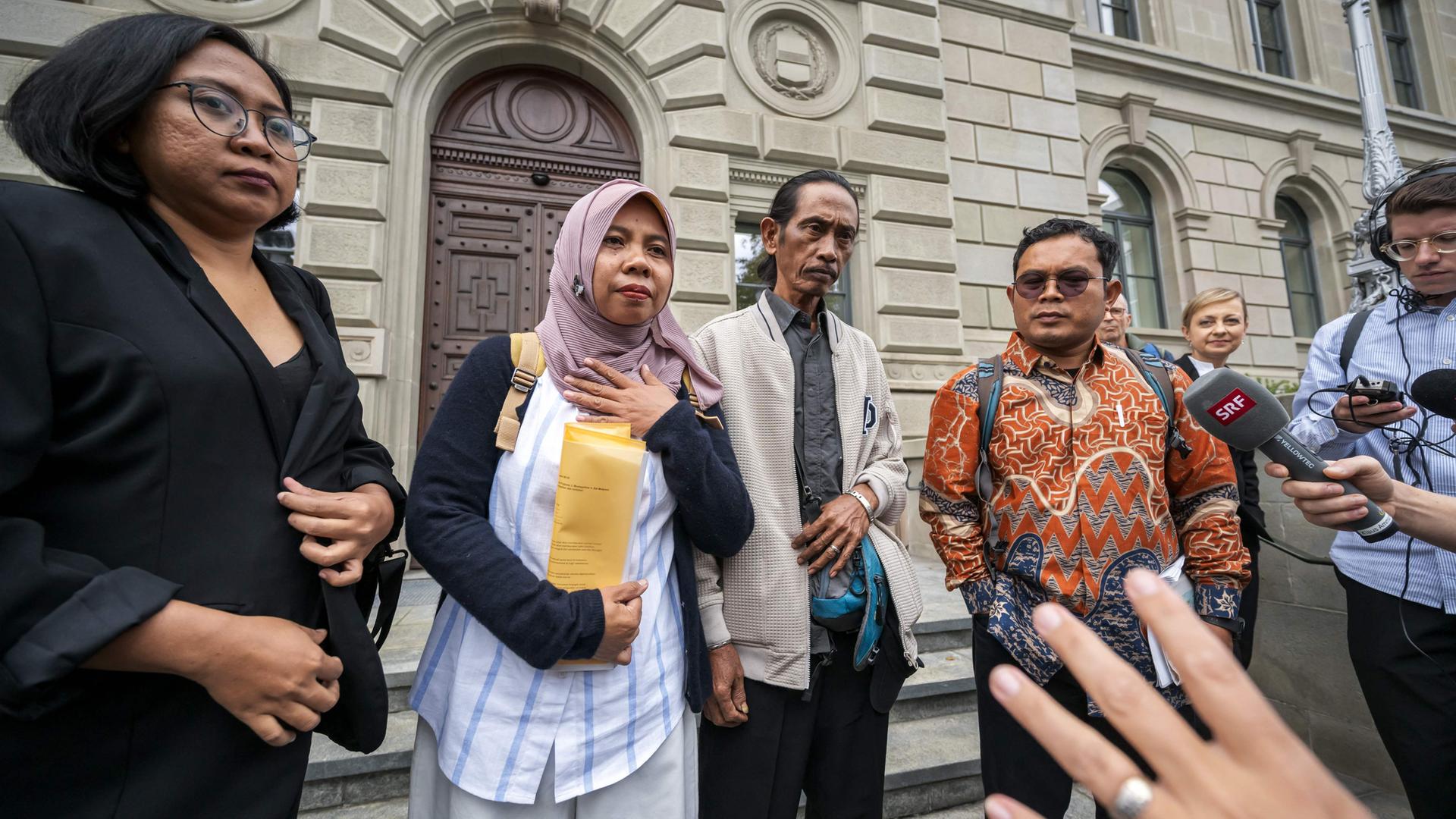 Bewohner der Insel Pari vor dem Gericht in Zug | AFP