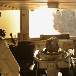 Dieses vom britischen Verteidigungsministerium herausgegeben Foto zeigt das Kriegsschiff "HMS Diamond", das Flugabwehrraketen abfeuert