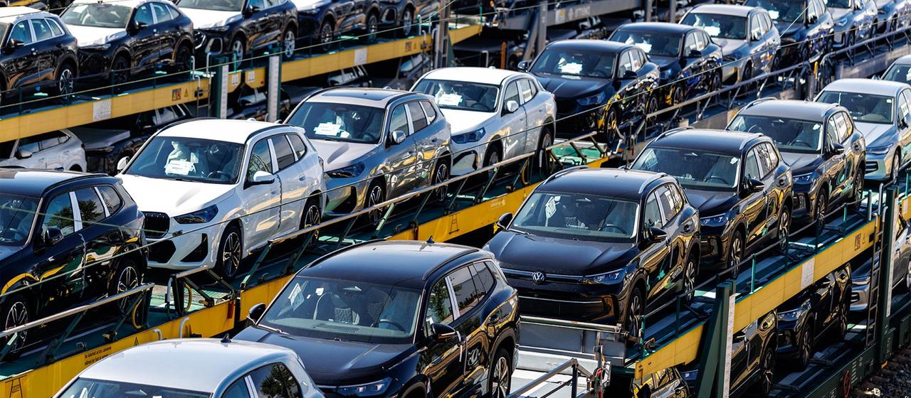 Autotransportwagen mit Neufahrzeugen von VW und BMW, Rangierbahnhof, München.