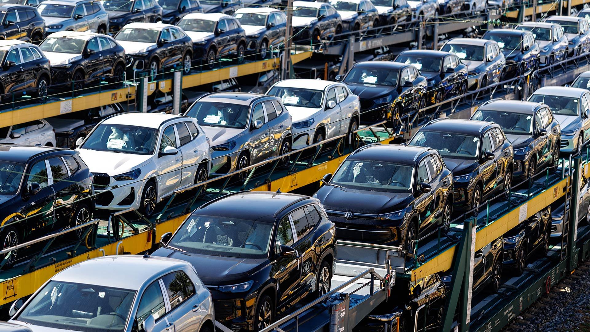 Autotransportwagen mit Neufahrzeugen von VW und BMW, Rangierbahnhof, München. | picture alliance/dpa