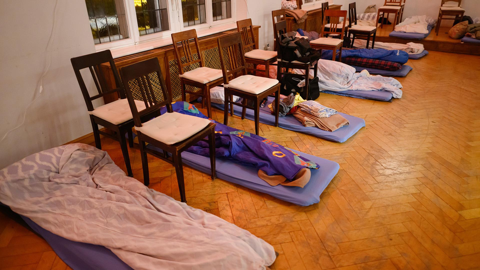 Matratzen und Decken sind in einem Nachtcafé für Wohnungslose für die Übernachtung ausgelegt. | dpa
