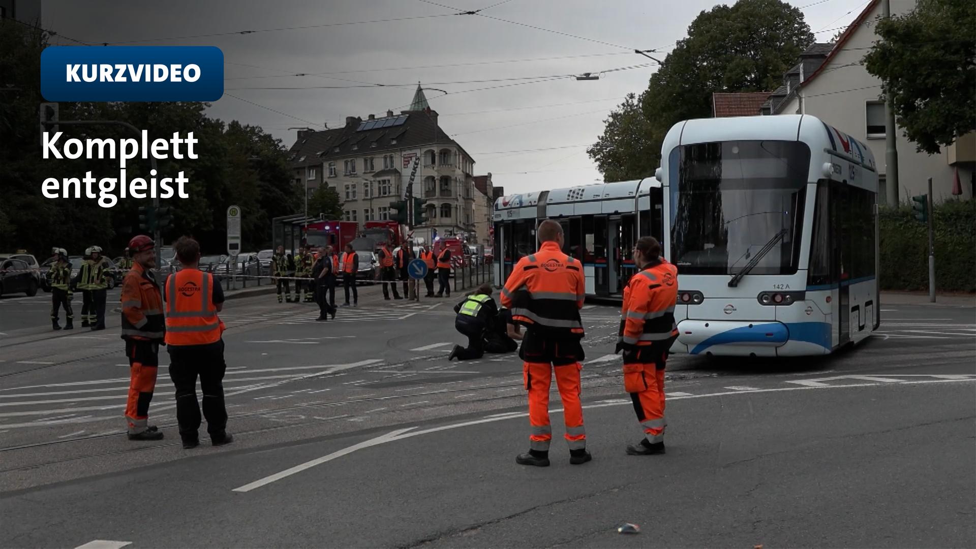 Menschen mit Wahnkleidung stehen vor der Bahn  | ANC