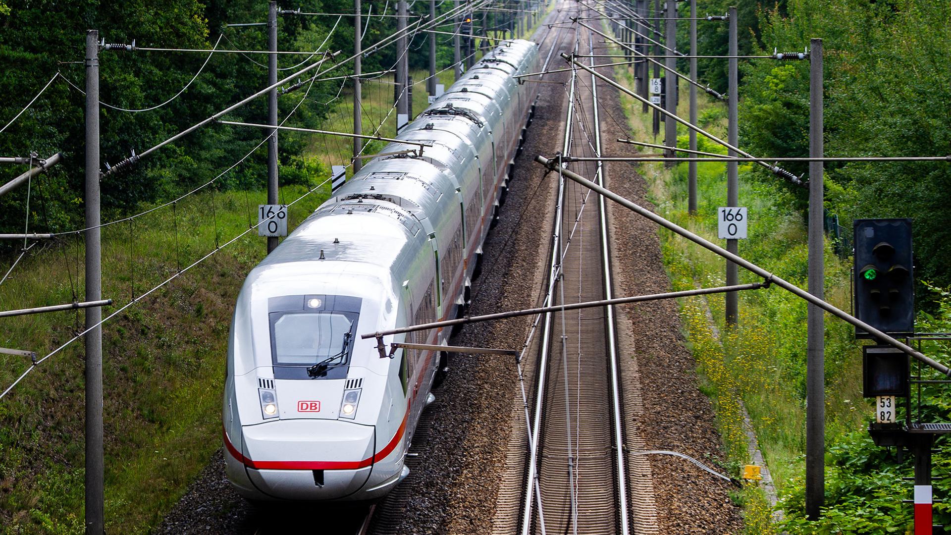 Ein ICE fährt auf der Bahnstrecke zwischen Berlin und Hamburg an einem Signal vorbei. | dpa