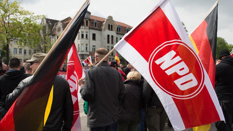 NPD-Fahne bei einer NPD-Demonstration