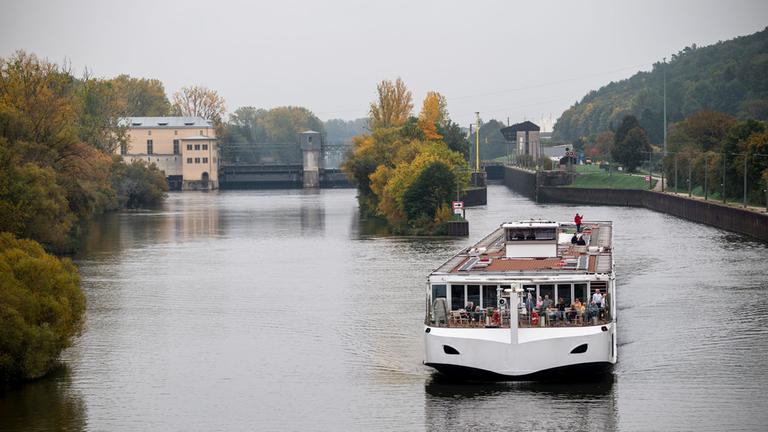  Ein Schiff fährt auf dem Main in Bayern, Viereth-Trunstadt entlang.