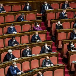 Abgeordnete sitzen unter Einhaltung eines Sicherheitsabstandes in der Abgeordnetenkammer und hören eine Rede des italienischen Ministerpräsidenten Conte (Archivbild).