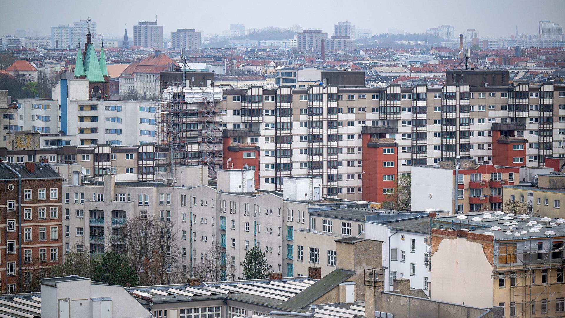 Blick auf Wohnhäuser | Monika Skolimowska/dpa