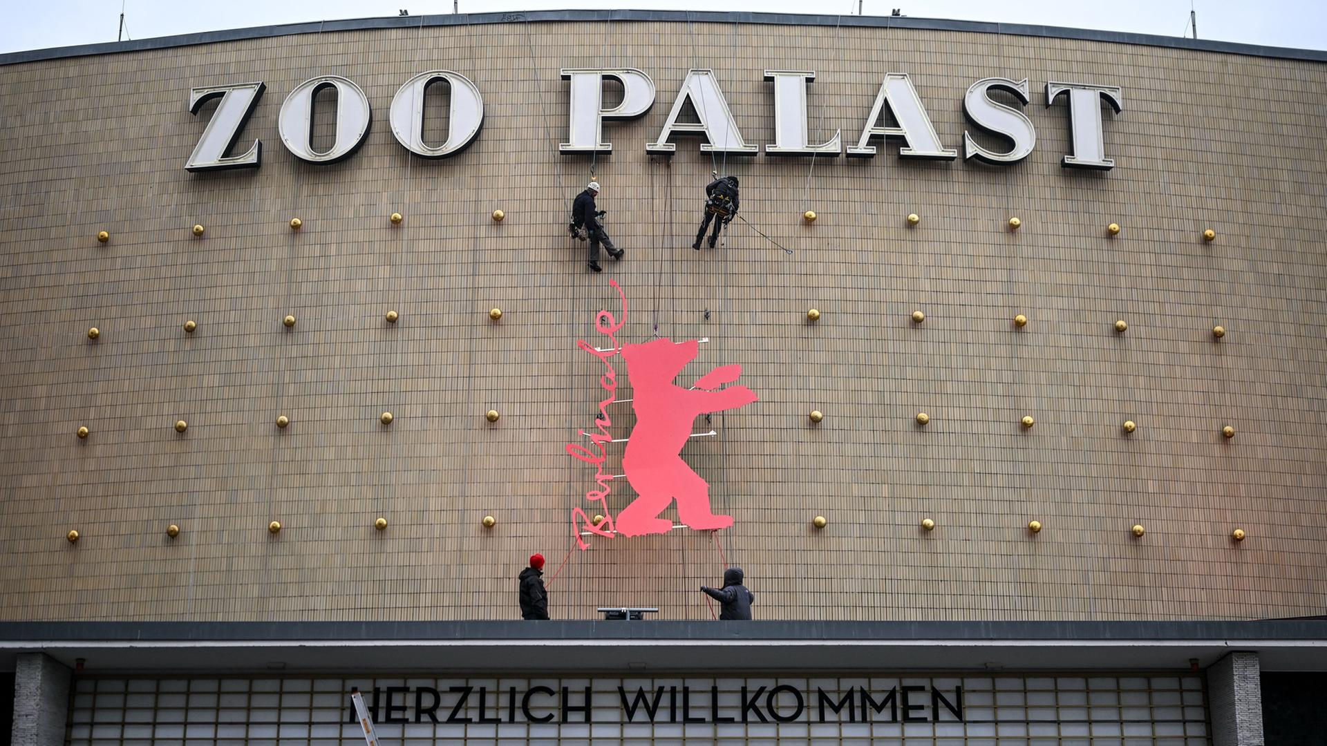 Monteure bringen den Berlinale-BÃ¤ren an der Fassade des Zoopalastes vor Beginn der 76. Berlinale an. | Britta Pedersen/dpa