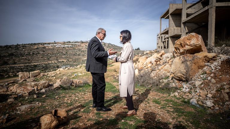 Annalena Baerbock spricht mit einem vertriebenen Bewohner der Gemeinde Al-Mazraah Al Qibliyah im Westjordanland.