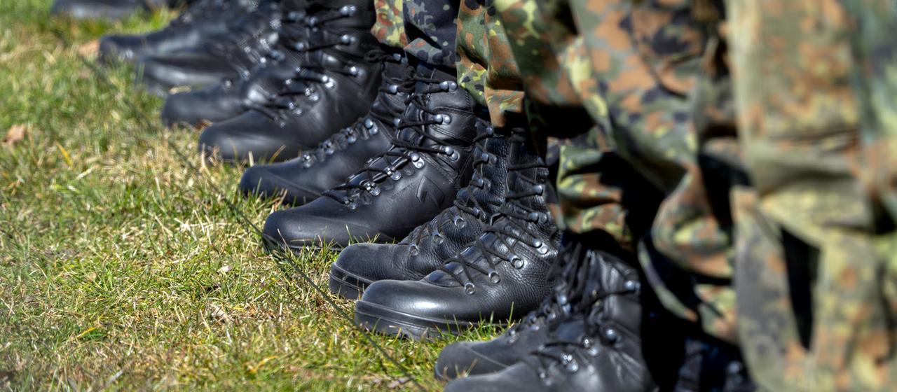 Soldaten sind zur Kommandoübergabe des Landeskommandos Brandenburg der Bundeswehr im Neuen Lustgarten angetreten. | dpa Soldaten sind zur Kommandoübergabe des Landeskommandos Brandenburg der Bundeswehr im Neuen Lustgarten angetreten.