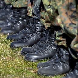 Soldaten sind zur Kommandoübergabe des Landeskommandos Brandenburg der Bundeswehr im Neuen Lustgarten angetreten.