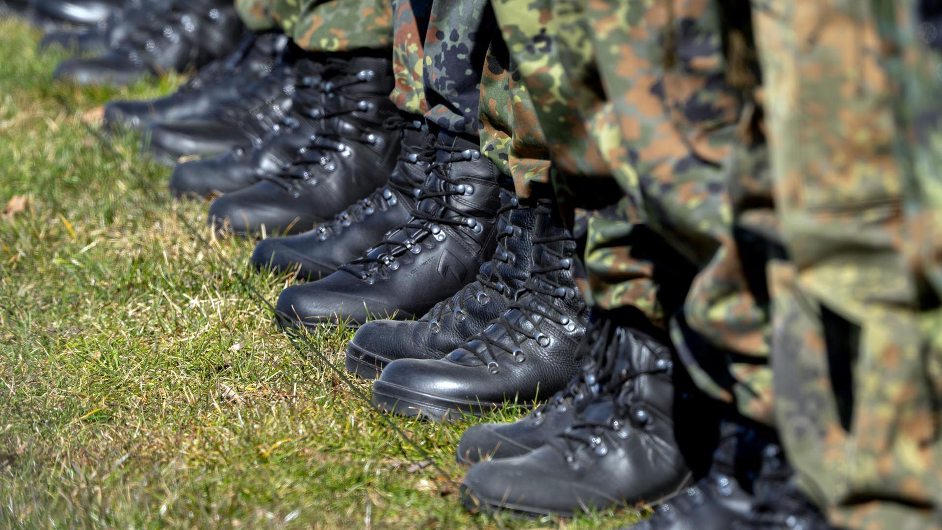 Soldaten sind zur Kommandobergabe des Landeskommandos Brandenburg der Bundeswehr im Neuen Lustgarten angetreten. | dpa