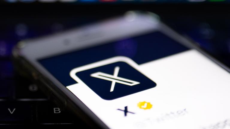 Das Logo des Kurznachrichtendienstes X ist auf einem Smartphone zu sehen