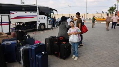 Zivilisten mit doppelter Staatsbürgerschaft warten am Grenzübergang Rafah auf die Ausreise aus dem Gazastreifen.